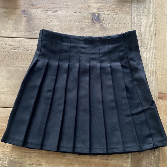 Gothic Black Pleated Skirt with Buckle Décor - Runs Small - Picture 5 of 6